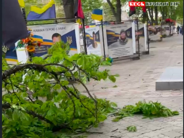 Буревій пошкодив Куби пам'яті на пр. Поштовому в Кривому Розі