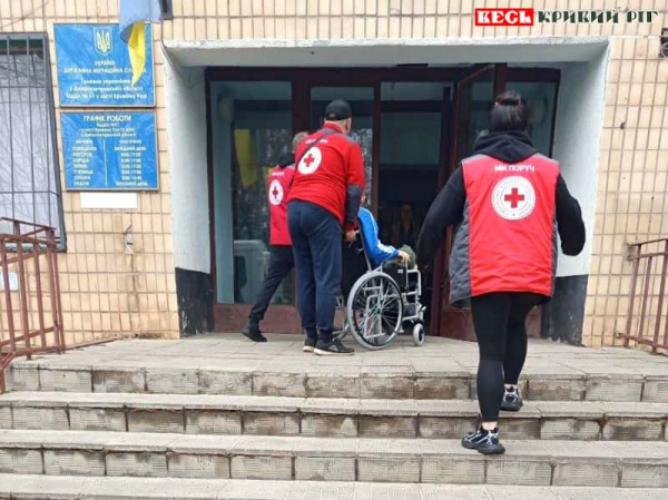 Червоний Хрест допомагає чоловіку відновити документи в Кривому Розі
