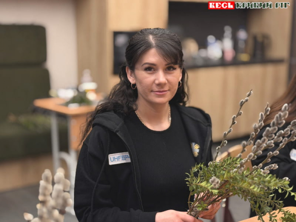 Волонтерка Карітас Кривий Ріг з гілками верби