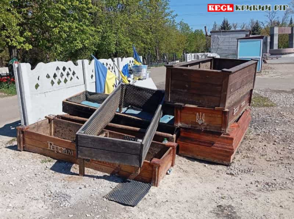В смітник перетворюється територія Сектору почесних поховань в Кривому Розі