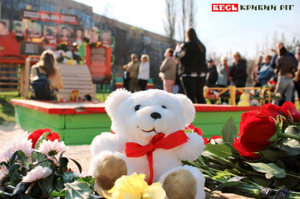 Вшанували пам’ять вбитих балістикою людей на вул. Різниченка в Кривому Розі