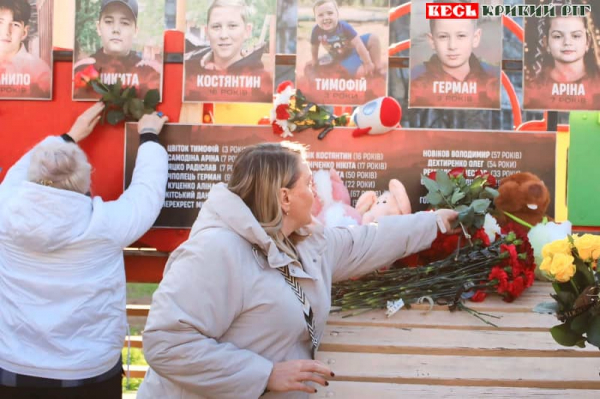 Вшанували пам’ять вбитих ракетою людей на вул. Різниченка в Кривому Розі