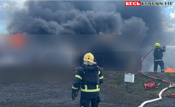 Гасіння пожежі після удару шахеда по Лозуватській громаді Криворізького району