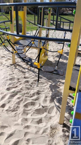 «Варварство та дикість»: на Ластівці вандали понівечили новий дитячий майданчик