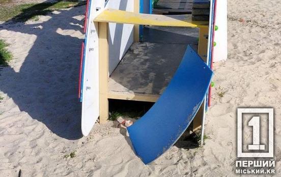 «Варварство та дикість»: на Ластівці вандали понівечили новий дитячий майданчик