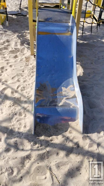 «Варварство та дикість»: на Ластівці вандали понівечили новий дитячий майданчик