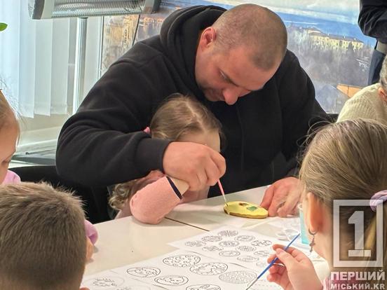 Великодні пряники та підтримка: патрульні Кривого Рогу провели майстер-клас для дітей з Маріуполя