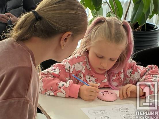 Великодні пряники та підтримка: патрульні Кривого Рогу провели майстер-клас для дітей з Маріуполя