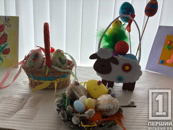 Великодні пряники та підтримка: патрульні Кривого Рогу провели майстер-клас для дітей з Маріуполя