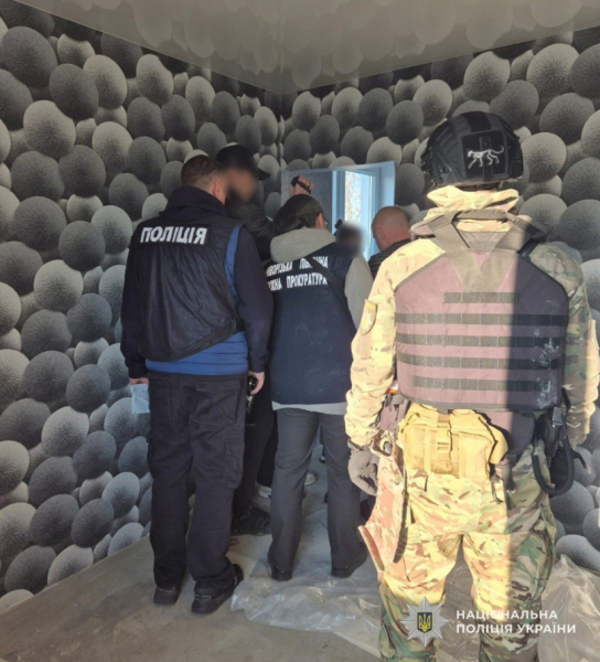 Вербувала дівчат за кордон для сексуальної експлуатації: у Кривому Розі затримали фігурантку