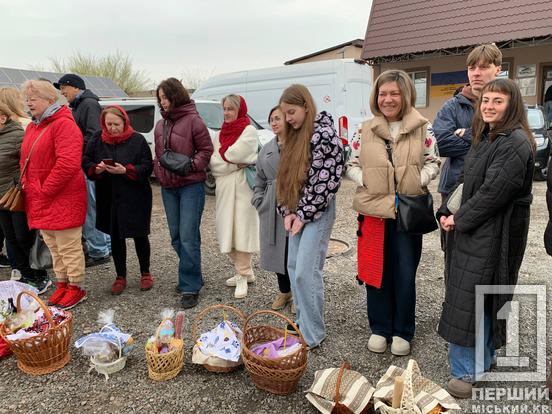 Вервечки вірян ведуть до храмів: криворіжці з раннього ранку освячують великодні кошики