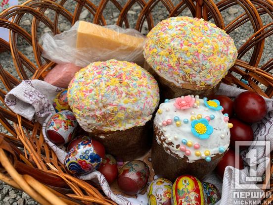 Вервечки вірян ведуть до храмів: криворіжці з раннього ранку освячують великодні кошики