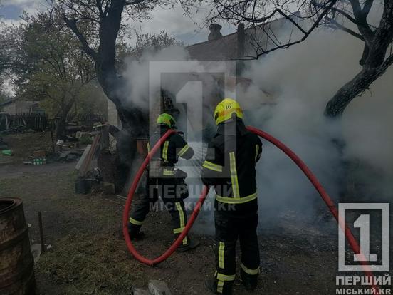 Вигоріли сарай та дах літньої кухні: у Тернівському районі Кривого Рогу минулої доби загасили дві пожежі