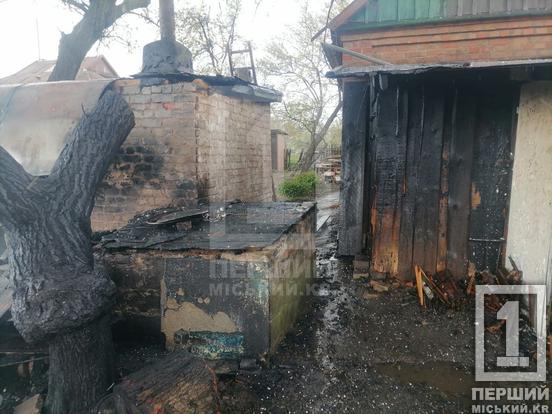 Вигоріли сарай та дах літньої кухні: у Тернівському районі Кривого Рогу минулої доби загасили дві пожежі