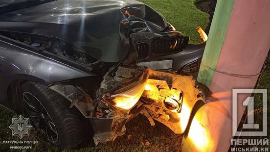 Влітав на кільце й втратив контроль: у Саксаганському районі BMW протаранив електроопору