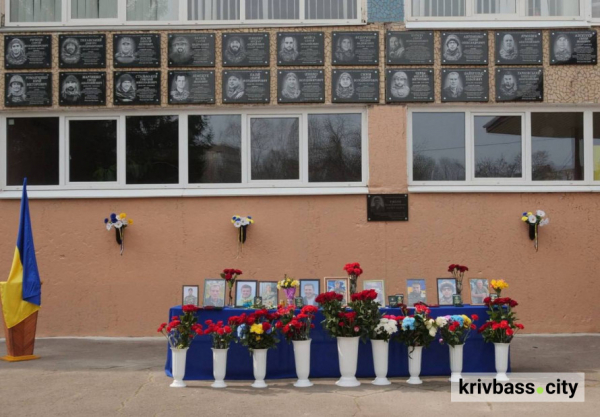 Вони навчались в одній школі: у криворізькій гімназії відкрили меморіальні дошки дев'ятьом полеглим Героям