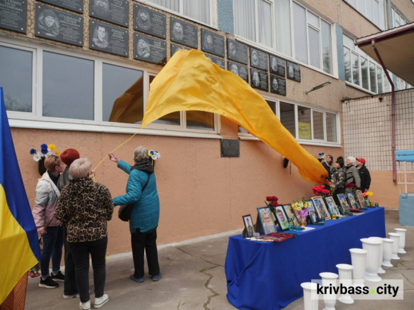 Вони навчались в одній школі: у криворізькій гімназії відкрили меморіальні дошки дев'ятьом полеглим Героям