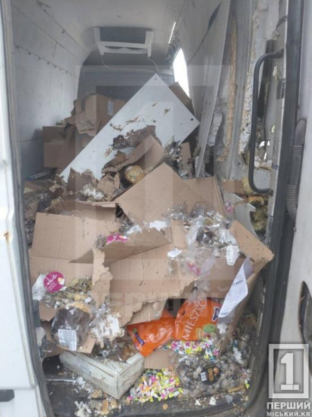 Ворожий дрон у Нікополі поцілив у авто з пасками: люди дивом залишилися живі