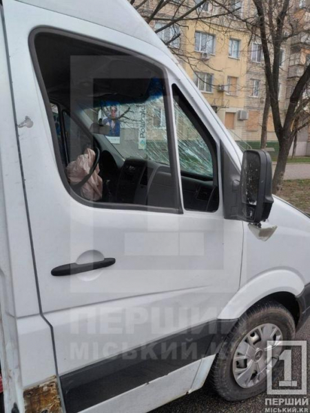 Ворожий дрон у Нікополі поцілив у авто з пасками: люди дивом залишилися живі