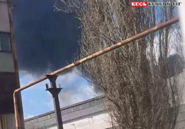 Приліт шахеда в Покровському районі Кривого Рогу спричинив масштабну пожежу