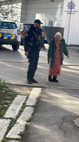 Загубилася босоніж: криворізькі патрульні повернули додому 87-річну жінку