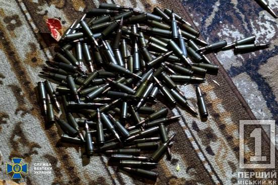 Арсенал під ліжком та міни в посилках: на Дніпропетровщині викрили торговців «трофейною» зброєю