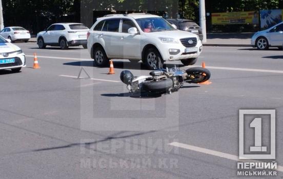 Аварія на проспекті Миру: водія мотоцикла забрала «швидка»