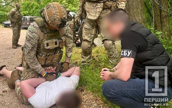 Автомат і тротил у занедбаній будівлі: на Дніпропетровщині КОРД затримав трьох торговців зброєю