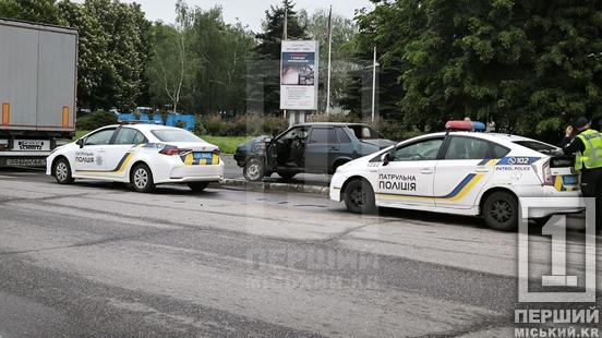 Біля об’їзної у Кривому Розі «Лада» вилетіла з дороги у стовп: водій дивом уцілів