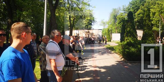 «Був найкращим чоловіком і татом»: криворіжці провели в останню путь дронщика Максима Клокова
