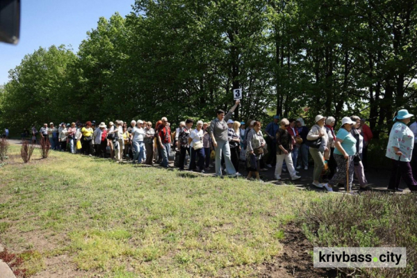 «Бузковий вікенд» у Кривому Розі: : понад 450 слухачів Університету третього віку відвідали ботанічний сад