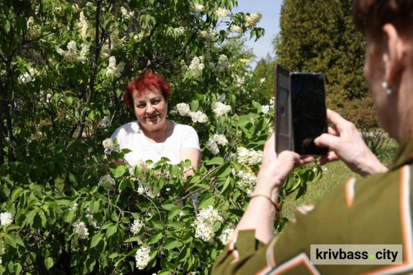 «Бузковий вікенд» у Кривому Розі: : понад 450 слухачів Університету третього віку відвідали ботанічний сад