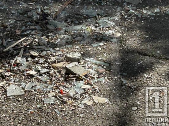 Дивом не зачепило людей: у Кривому Розі дрон влучив у під'їзд дев'ятиповерхівки, людей рятували з осель