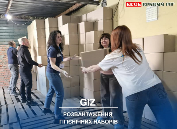 Розвантаження гігієнічних наборів для переселенців в Кривому Розі