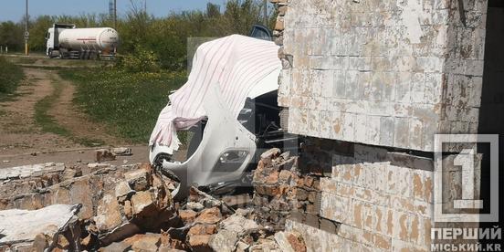ДТП біля Змички: автівка вилетіла з дороги та врізалася в зупинку