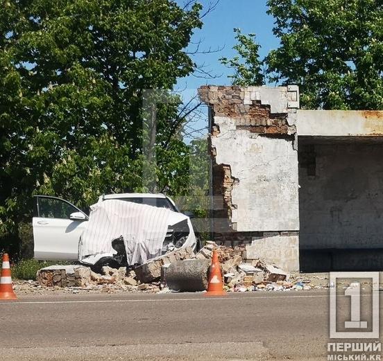 ДТП біля Змички: автівка вилетіла з дороги та врізалася в зупинку
