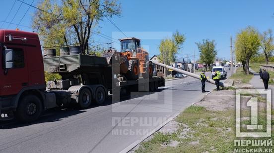 ДТП на Пісочній: вантажівка повалила стовп, рух транспорту ускладнений