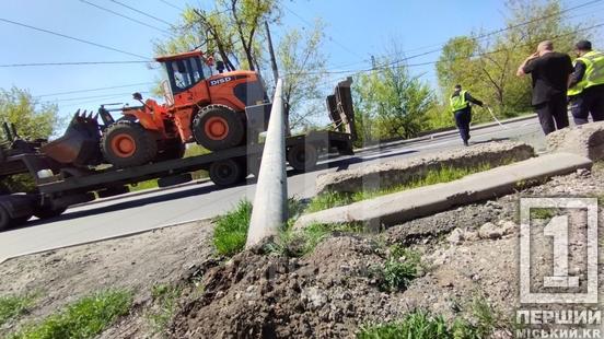 ДТП на Пісочній: вантажівка повалила стовп, рух транспорту ускладнений