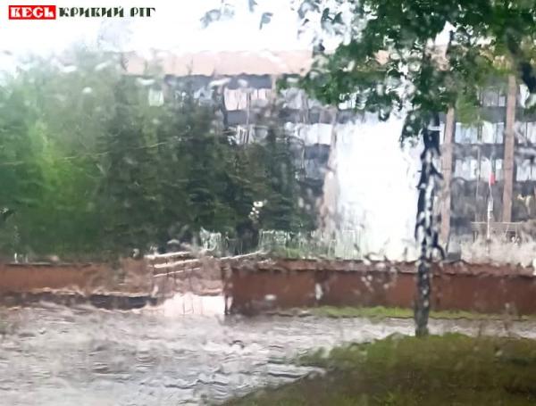 Фонтан працює під час зливи перед мерією в Кривому Розі