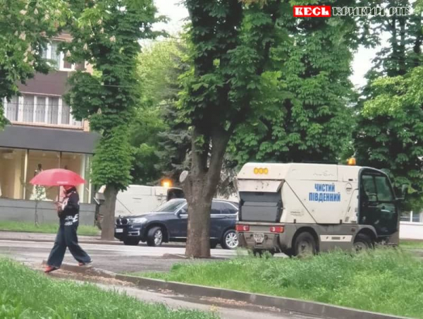 Бобкати прибирають тротуари під час зливи на пр. Миру в Кривому Розі