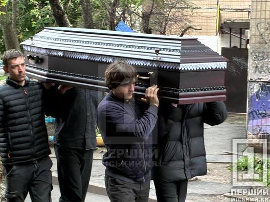 «Я тебе так чекала»: криворіжці провели в останню земну дорогу воїна Андрія Пінського