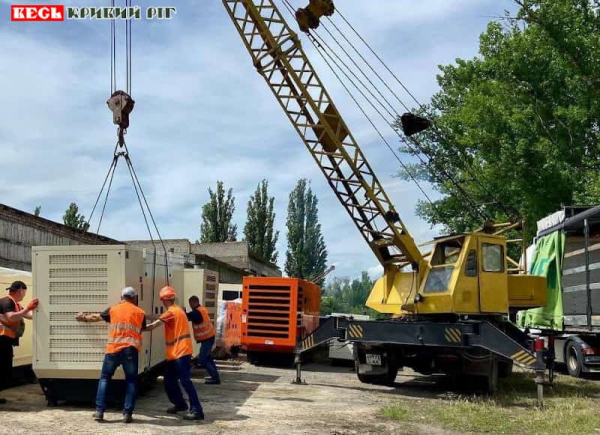 Розвантаження генераторів від благодійників в Кривому Розі