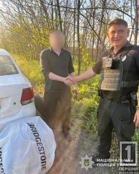 Криворізькі поліцейські допомогли водієві, у якого лопнули одразу два колеса