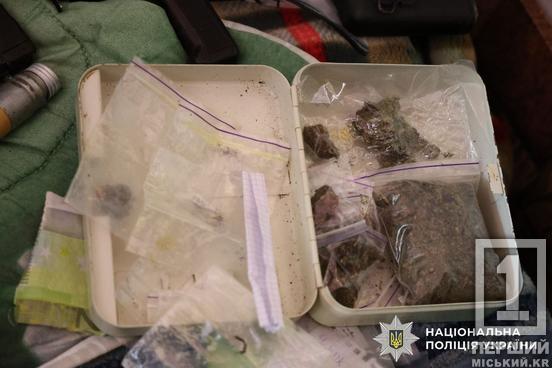 Мільйонні прибутки, арсенал зброї та підпільні казино: на Дніпропетровщині ліквідували масштабну наркомережу