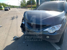 На Дніпровському шосе сталась ДТП: зіткнулись позашляховик та «швидка»