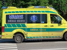 На Дніпровському шосе сталась ДТП: зіткнулись позашляховик та «швидка»