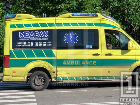 На Дніпровському шосе зіткнулися позашляховик та «швидка»