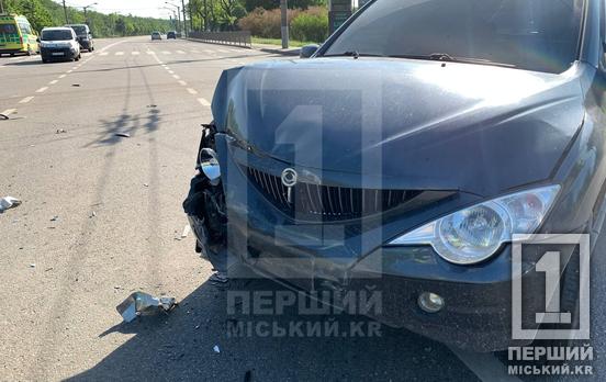 На Дніпровському шосе зіткнулися позашляховик та «швидка»