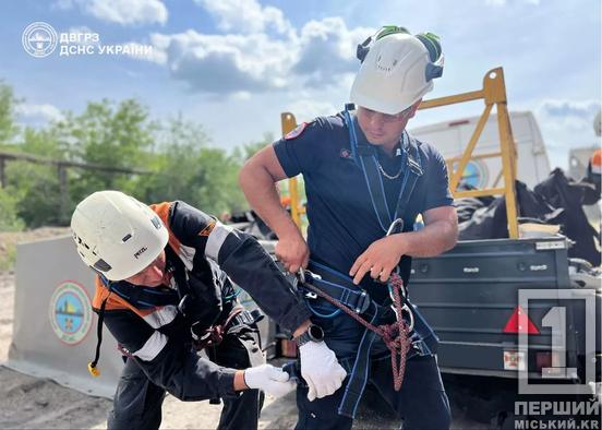 На Криворіжжі гірничорятувальники спустили тіло чоловіка з 30-метрового крана