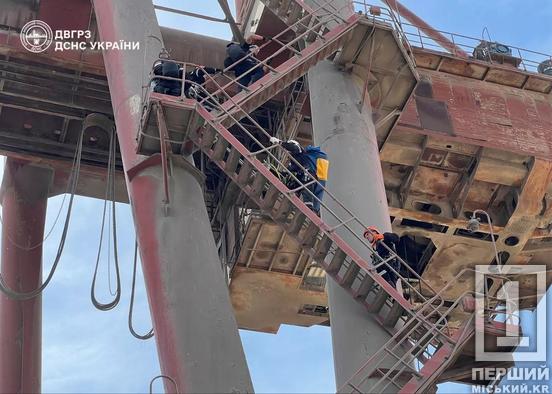 На Криворіжжі гірничорятувальники спустили тіло чоловіка з 30-метрового крана